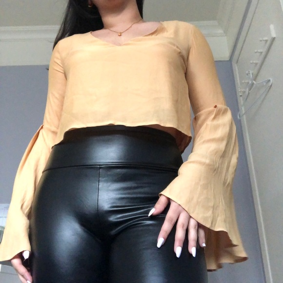 Flare sleeve v neck crop top - Picture 2 of 4